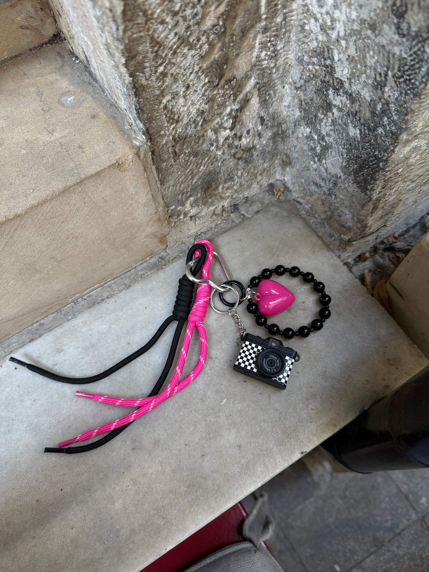 Karabina Detaylı Flaş Işıklı ve Sesli Fotoğraf Makinesi Kalp İp Sarkıtlı Çanta Charm Anahtarlık