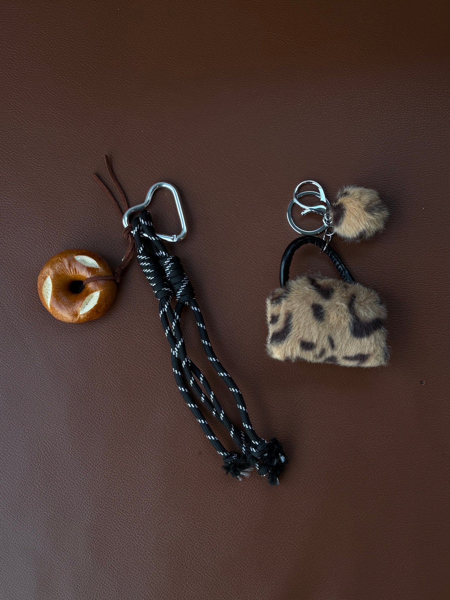 Leopar Desenli Mini Peluş Çantalı Ekmek Dilimli Karabinalı Çanta Charmı Anahtarlık