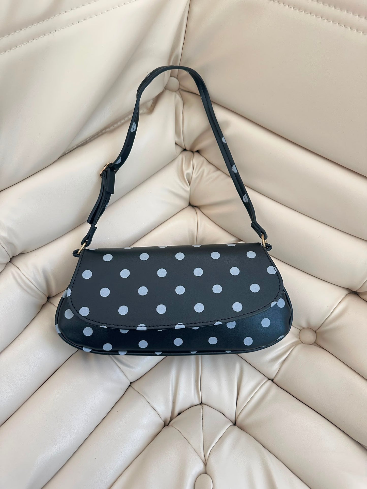 Kapak Detaylı Mini Baget Kadın Kol Çanta Betty Siyah Puantiye