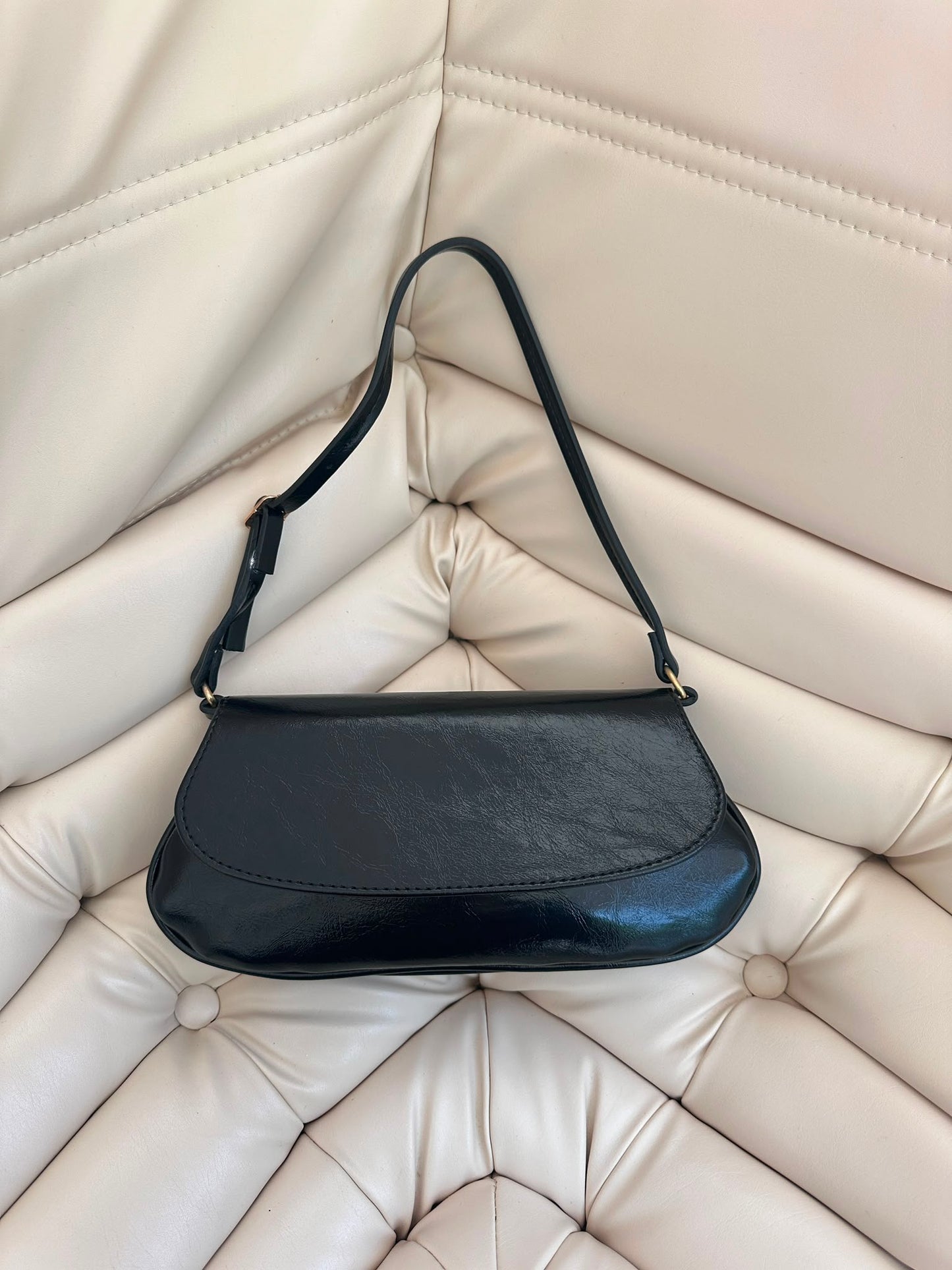 Kapak Detaylı Mini Baget Kadın Kol Çanta Betty Siyah Rugan