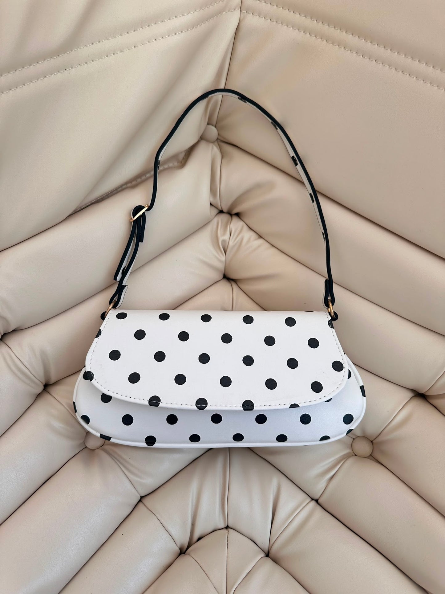 Kapak Detaylı Mini Baget Kadın Kol Çanta Betty Beyaz Puantiye