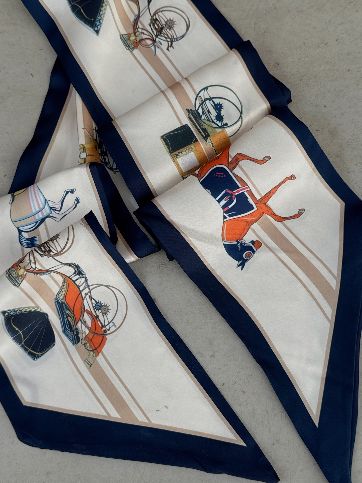 Lacivert Çerçeveli Çift Kat Karışık Figür Desenli Soft Saten Krem Fular