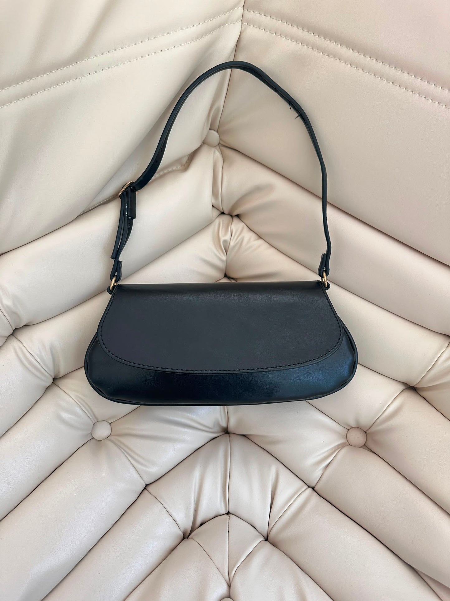Kapak Detaylı Mini Baget Kadın Kol Çanta Betty Mat Siyah