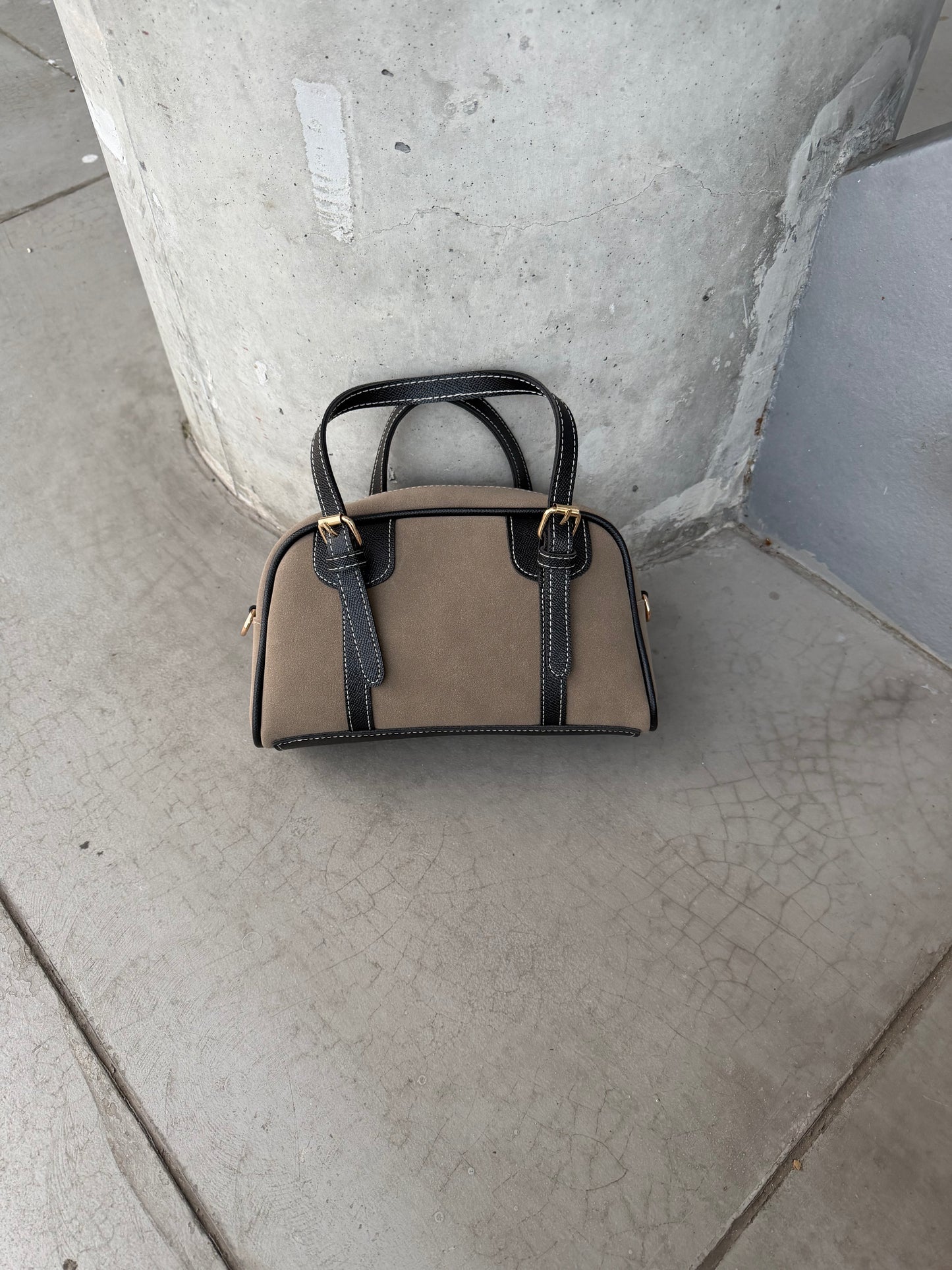 Süet Deri Kombinasyonlu Çift Kemer Detaylı Garne Kadın Çapraz Çanta Vizon